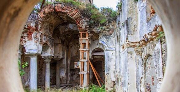 Kemerli Kilise (Panagia Pantobasilissa): Trilye'nin Freskleriyle Ünlü Tarihi Hazinesi 2 Trilye Kemerli Kilise dış cephe ve tarihi kemerler