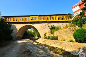 Bursa Irgandı Köprüsü'nün üzerindeki geleneksel el sanatları dükkanları ve tarihi taş yapısı.