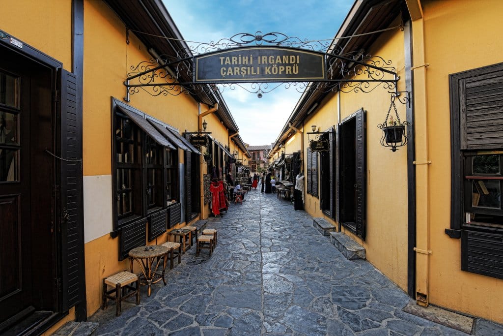 Bursa Irgandı Köprüsü'nün üzerindeki geleneksel el sanatları dükkanları ve tarihi taş yapısı.