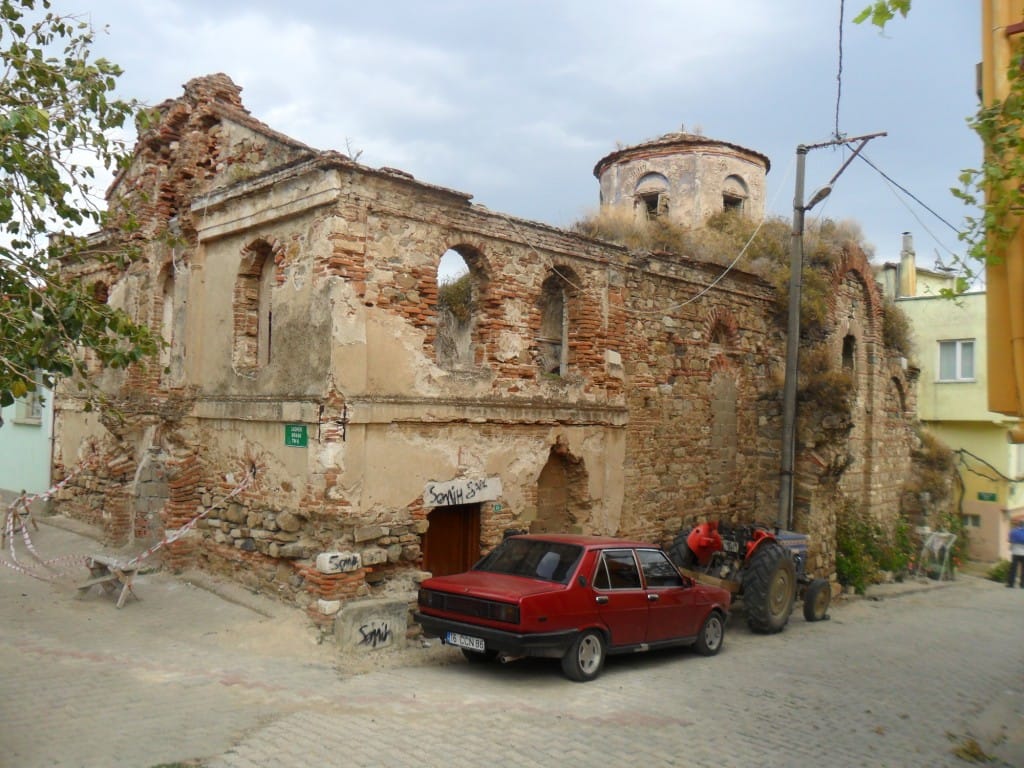 Kemerli Kilise (Panagia Pantobasilissa): Trilye'nin Freskleriyle Ünlü Tarihi Hazinesi 6 Trilye Kemerli Kilise dış cephe ve tarihi kemerler