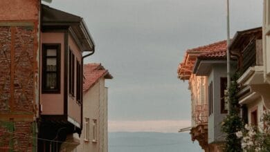 Bursa Mudanya: Tarihi ve Doğal Güzelliklerin Buluştuğu Sahil İlçesi 8 a narrow alley by the sea