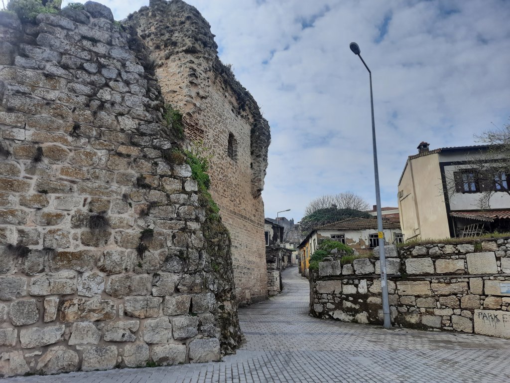 Bursa'nın zengin tarihi miraslarından biri olan Göl Yazı Kalesi, hem doğasıyla hem de tarihi dokusuyla dikkat çeken önemli bir yapıdır. Yüzyıllar boyunca bölgenin savunmasında stratejik bir rol oynayan bu kale, göl manzarasıyla büyüleyici bir atmosfere sahiptir. Kale, çevresindeki yeşil alanlar ve su kaynaklarıyla birlikte ziyaretçilere hem huzurlu bir doğa gezisi hem de tarihe dokunma fırsatı sunar.