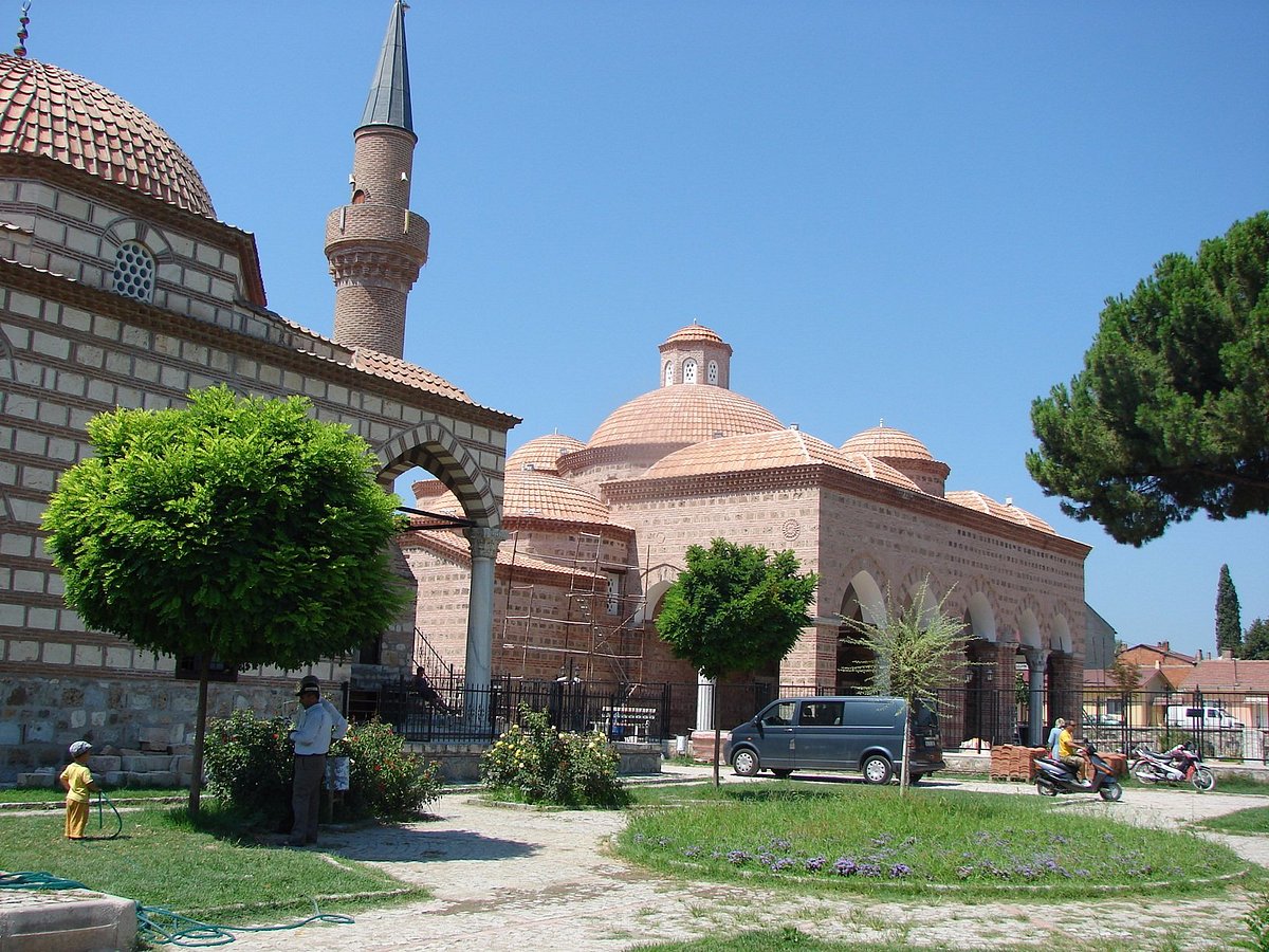 İznik Müzesi, Bursa'nın tarihi zenginlikleri arasında yer alan, özellikle Roma, Bizans ve Osmanlı dönemlerine ait eserlerin sergilendiği önemli bir müzedir.