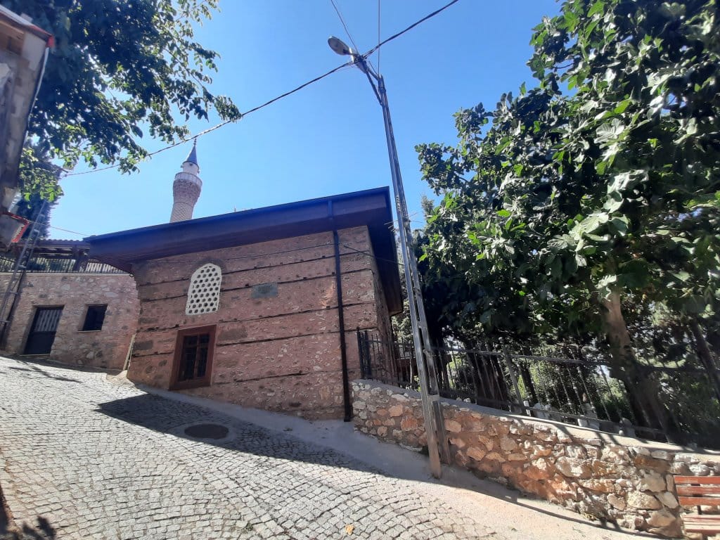 Üç Kuzular (Üç Kozlar) Camii: Bursa’nın Saklı Osmanlı Hazinesi 3 üç kuzular camii dış çekim fotoğrafı