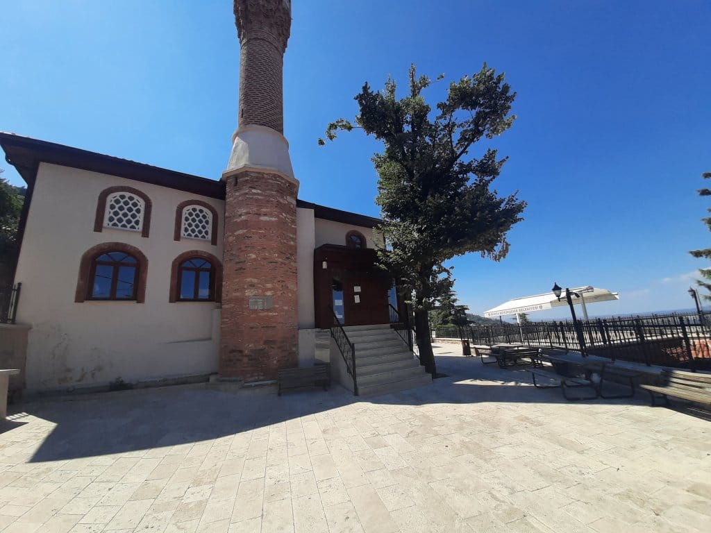 Üç Kuzular (Üç Kozlar) Camii: Bursa’nın Saklı Osmanlı Hazinesi 2 üç kuzular camii dış çekim fotoğrafı