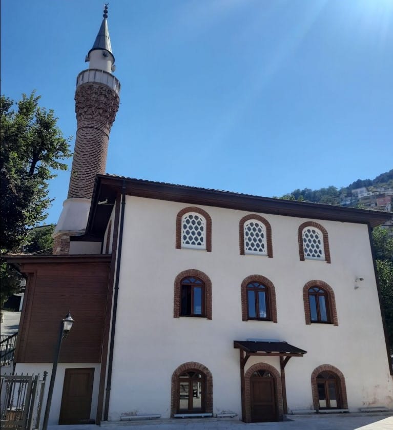 Üç Kuzular (Üç Kozlar) Camii: Bursa’nın Saklı Osmanlı Hazinesi 4 üç kuzular camii dış çekim fotoğrafı