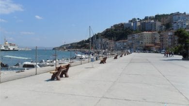 Güzelyalı Burgaz Sahili : Bursa’nın En Güzel Sahil Bölgelerinden Biri 3 a concrete walkway with benches and boats on the water