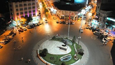 Karacabey şehir merkezinde tarihi yapı ve meydan