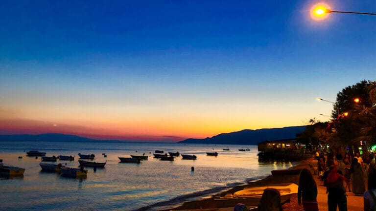 Küçük Kumla Plajı ve sahil manzarası"