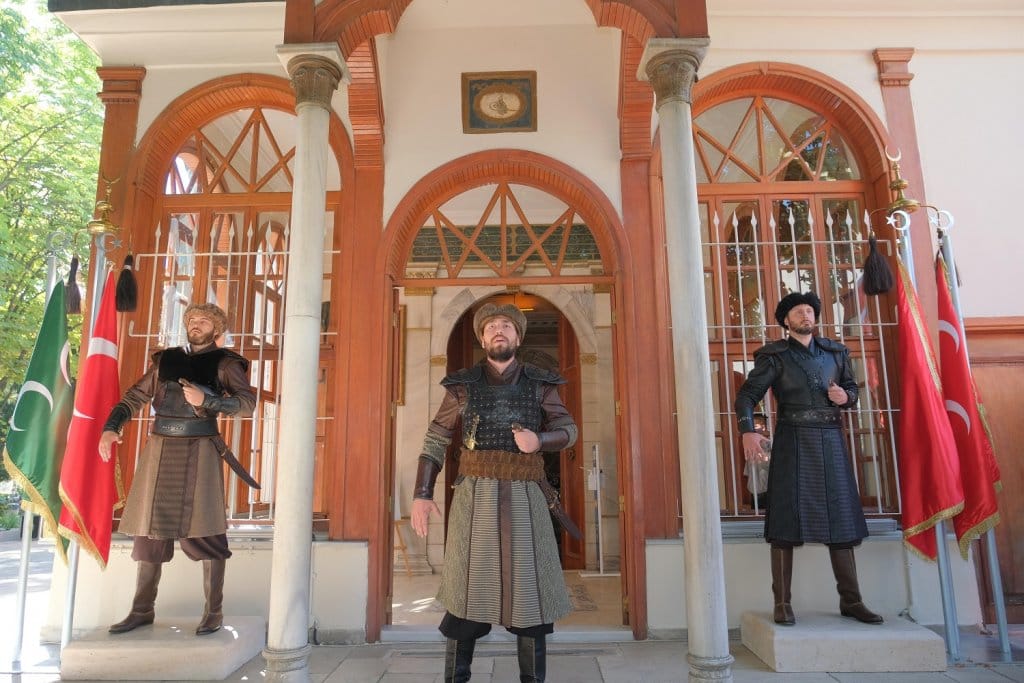 osmangazi türbesi önünde nöbet tutan askerler 