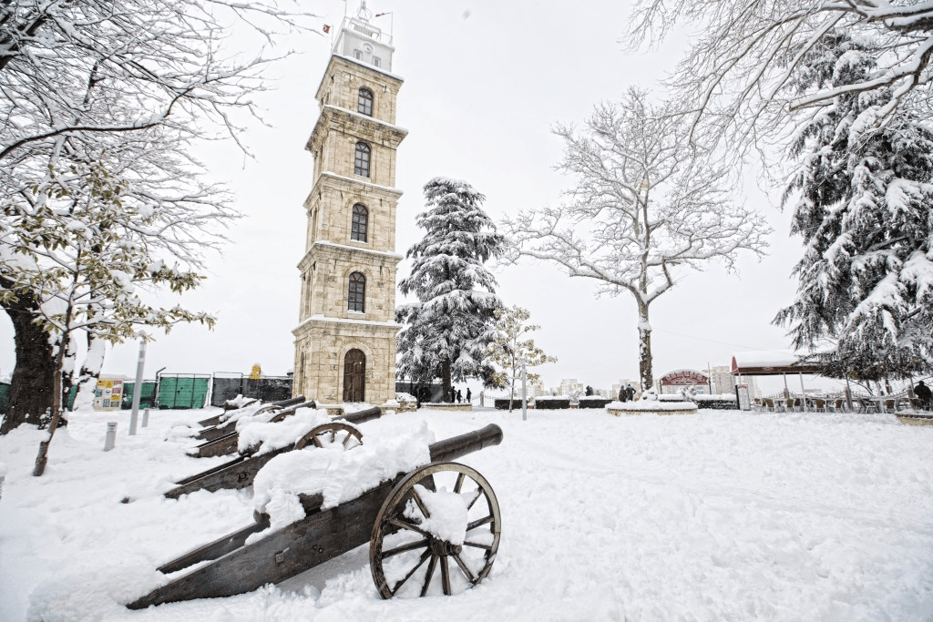 Tophane Saat Kulesi: Bursa’nın Zamana Meydan Okuyan Simgesi
