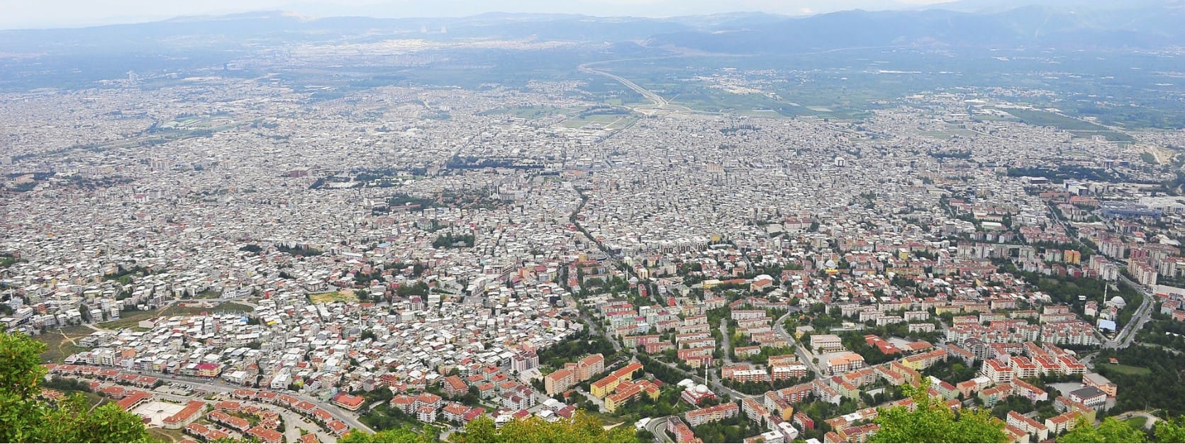 YILDIRIM İLÇESİ: TARİH, KÜLTÜR VE DOĞANIN BİRLEŞTİĞİ BURSA SEMTİ 1 Yıldırım’da Emir Sultan Camii ve avlusu