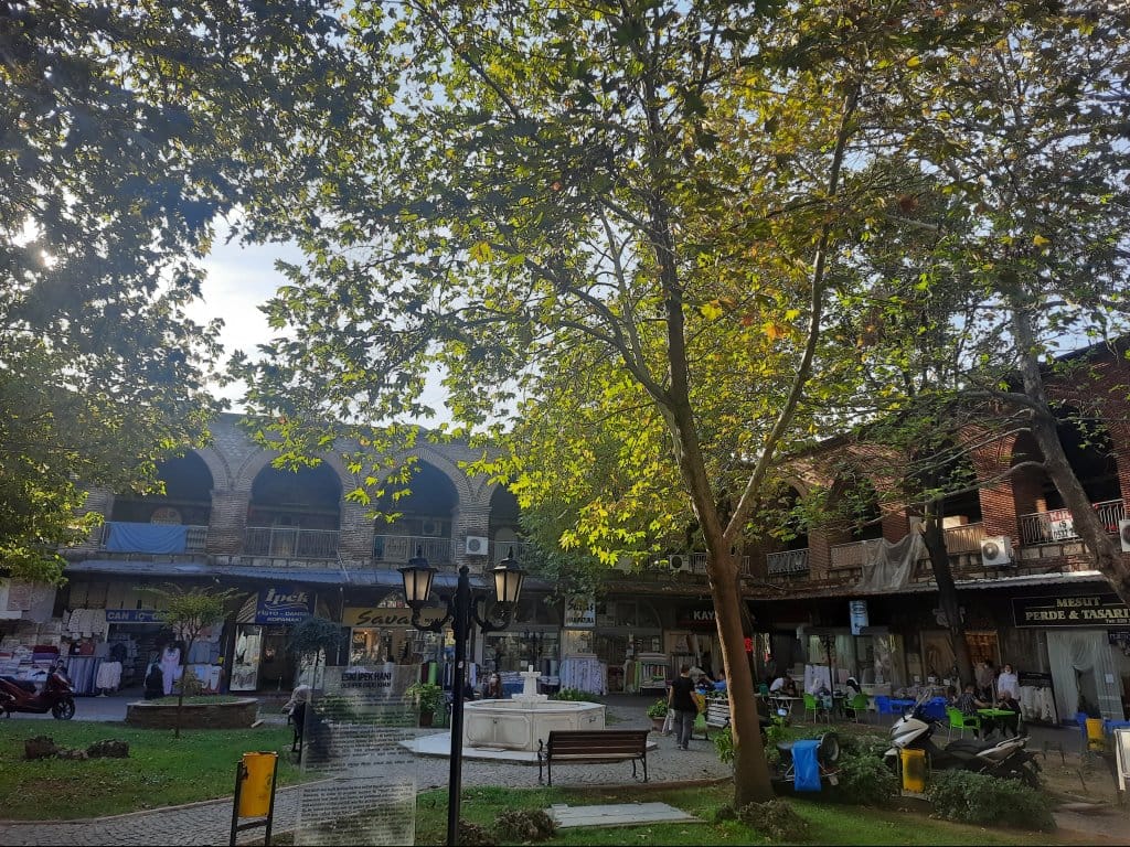 Eski İpek Han: Bursa’nın Tarihi Dokusunda Bir İncidir 2 eski ipek han bahçesi