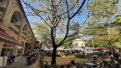 Fidan HAN 18 Fidan Han avlusunda çay içen ziyaretçiler – Osmanlı mimarisinin izleriyle dolu tarihi yapı