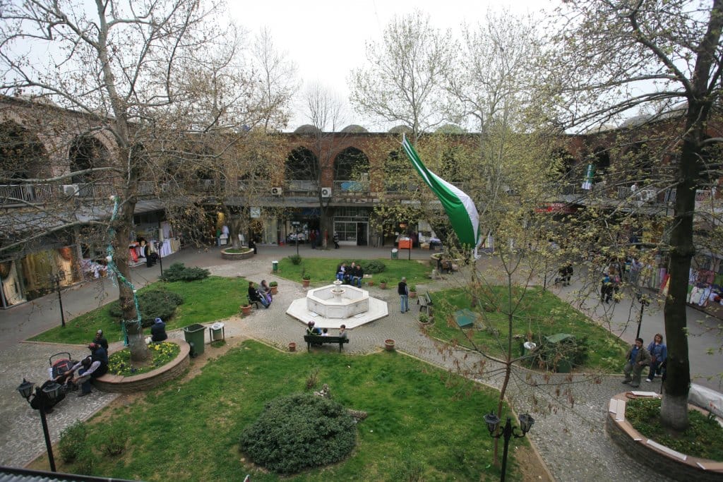 Eski İpek Han: Bursa’nın Tarihi Dokusunda Bir İncidir 1 ipek han ve bursaspor bayragı