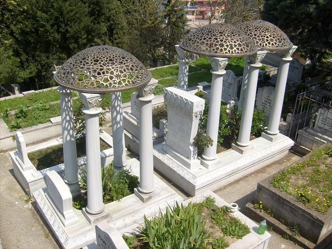 Zeki Müren: Sanat Güneşi'nin Bursa'dan Doğan Işıltılı Hayatı 4 zeki müren'in emirsultanda bulunan mezarı